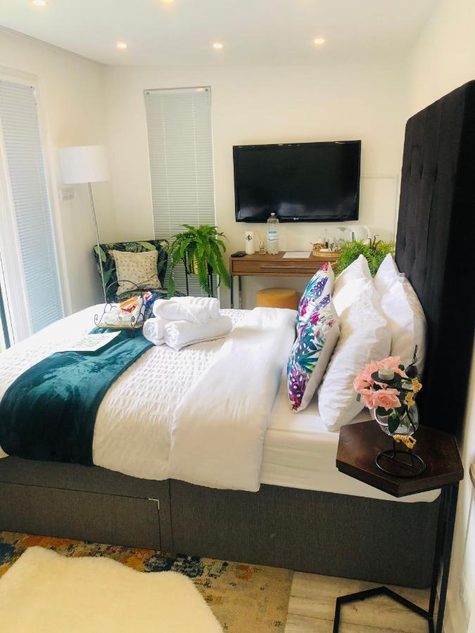 Meezee Pearl Double Bed Lodge With Free Parking Salford  Exterior foto