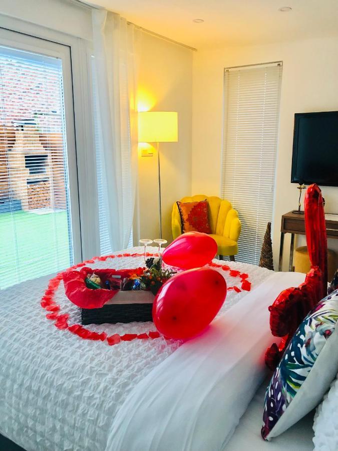 Meezee Pearl Double Bed Lodge With Free Parking Salford  Exterior foto