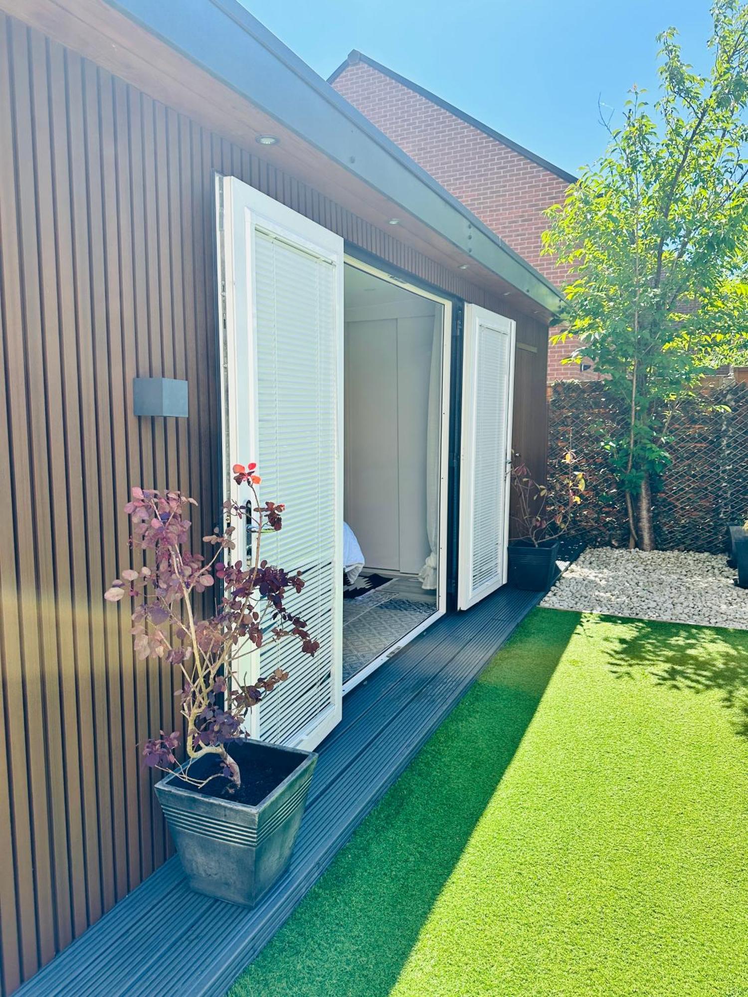 Meezee Pearl Double Bed Lodge With Free Parking Salford  Exterior foto